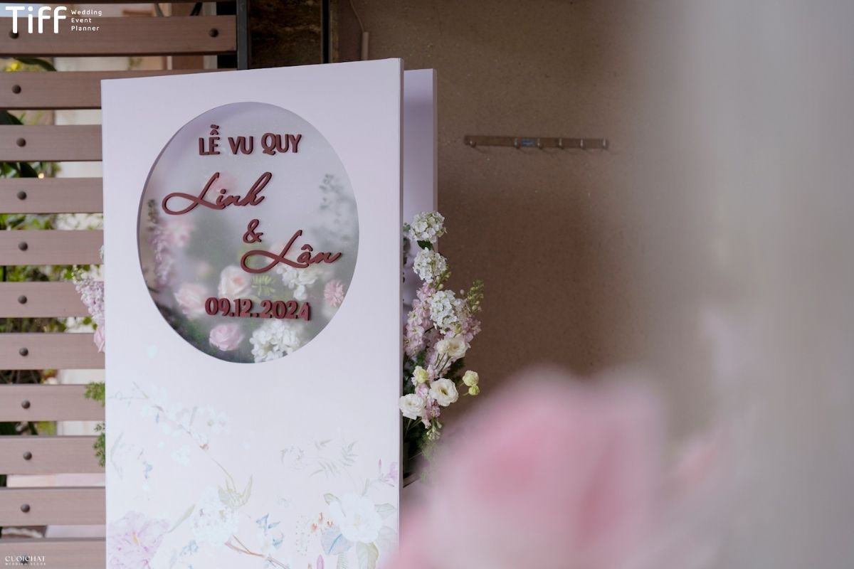 Bảng welcome sang trọng hòa hợp với tone màu nhẹ nhàng (Ảnh: TIFF)