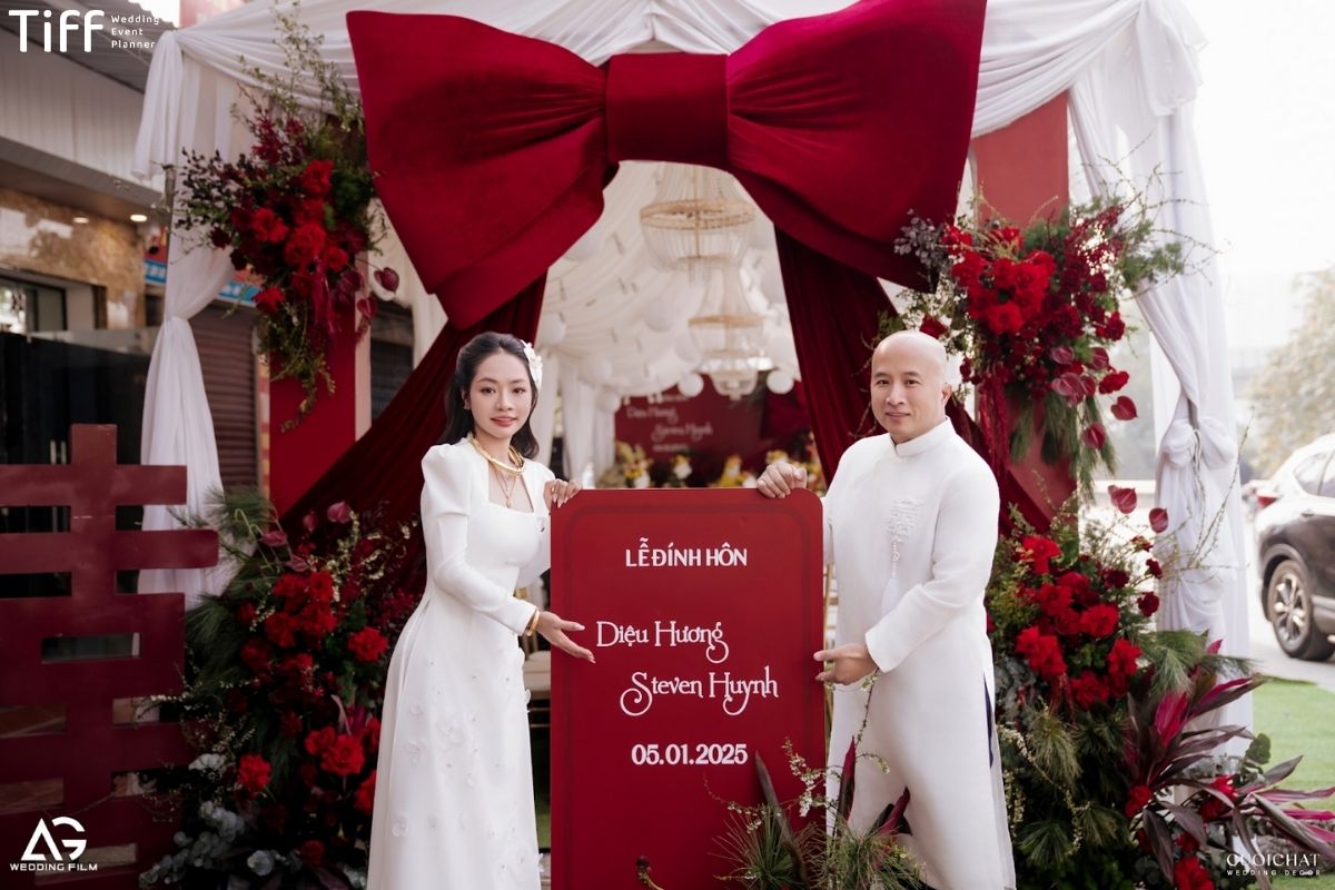 Bảng welcome tông đậm ấm áp hợp tiệc cưới phong cách Á Đông (Ảnh: TIFF)