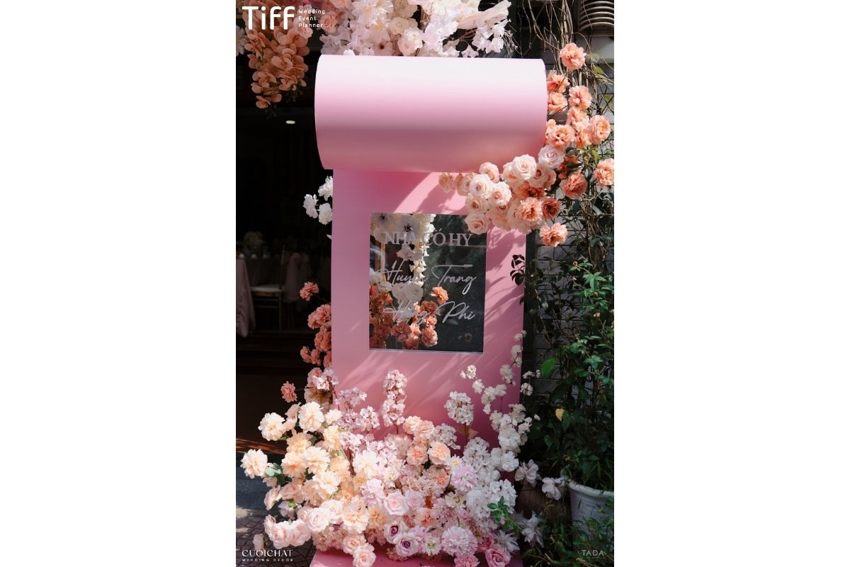 Bề mặt metallic phản chiếu ánh đèn tạo hiệu ứng lung linh (Ảnh: TIFF)