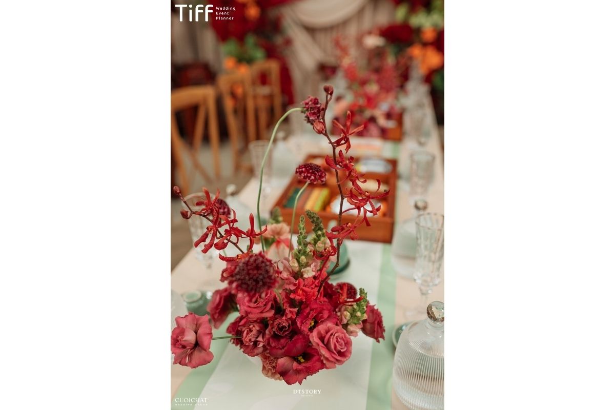 Bình hoa đỏ rực mang lại điểm nhấn ấm áp cho bàn tiệc cưới (Ảnh: TIFF)