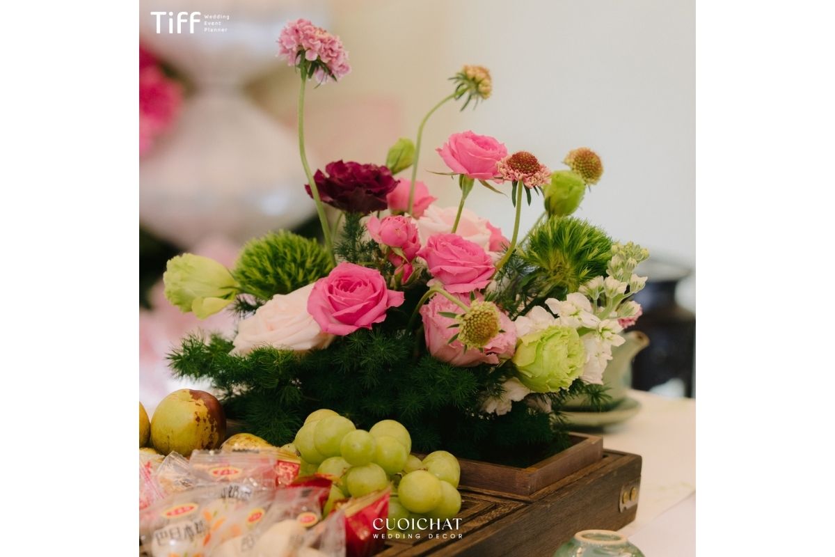 Bình hoa hồng fuchsia điểm green trick nổi bật trên mâm quả lễ cưới (Ảnh: TIFF)