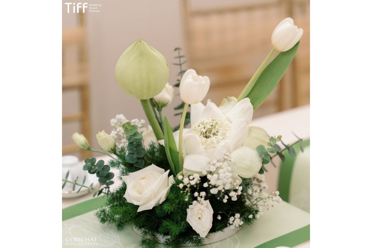 Bình hoa sen trắng phối tulip, hồng trắng tạo mood bàn tiệc thuần khiết (Ảnh: TIFF)