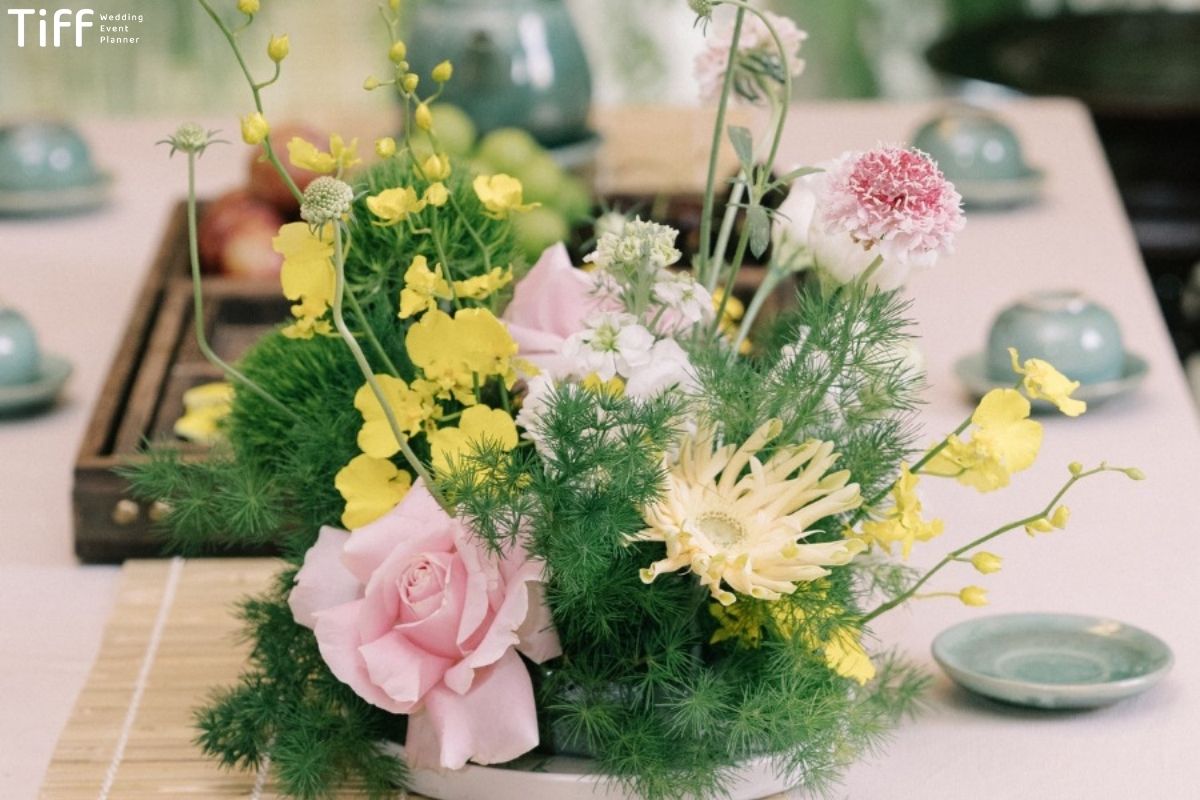 Bình hoa vàng hồng dịu dàng làm sáng không gian bàn lễ gia tiên (Ảnh: TIFF)