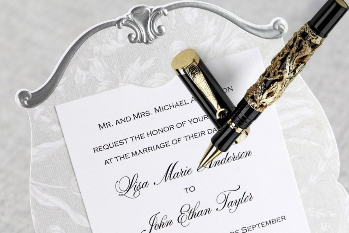 Cô dâu chú rể cần nắm vững những quy tắc "bất di bất dịch" sau để đảm bảo sự trang trọng và tính thẩm mỹ cho tấm thiệp. (Nguồn: Sưu tầm)