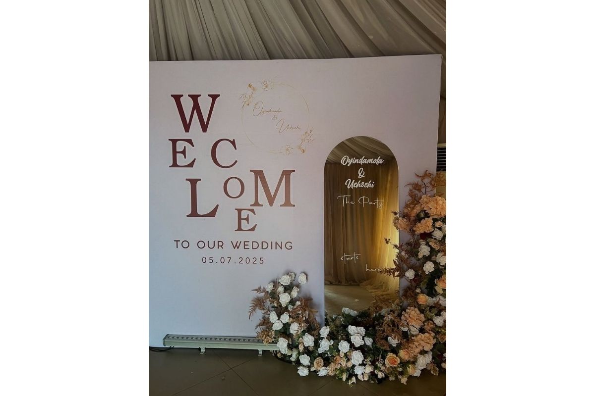 Chi tiết viền mạ vàng và chất liệu gương tạo vẻ quyền quý (Ảnh: Sưu tầm)