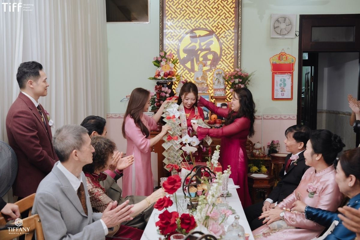 Cô dâu được trao tặng các món quà đặc biệt (Ảnh: TIFF)