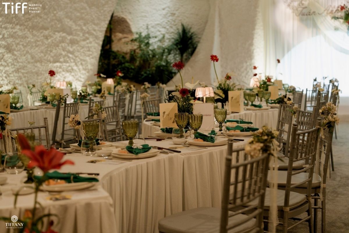 Cụm hoa bàn tiệc hiện đại thấp gọn với bình thủy tinh (Ảnh: TIFF)