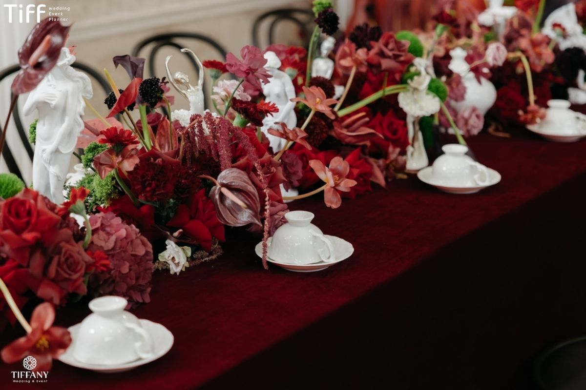 Cụm hoa bàn tiệc xoay quanh bảng màu chính của đám cưới (Ảnh: TIFF)