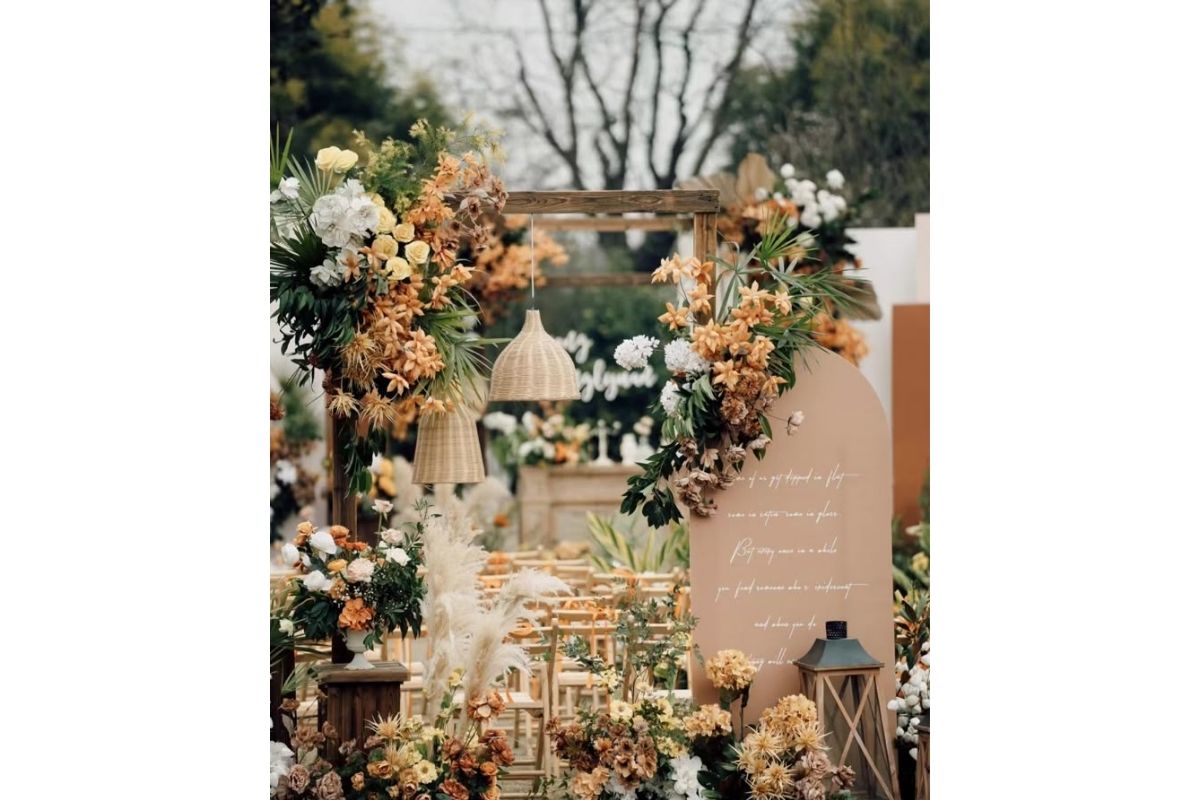 Decor rustic với dây thừng lá khô vải bố cho tiệc sân vườn (Ảnh: Sưu tầm)