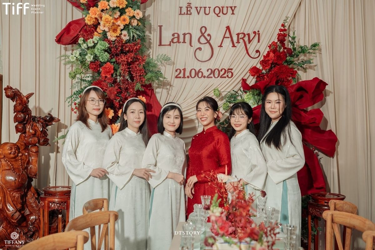 Gam đỏ truyền thống kết hợp chi tiết tạo vẻ trang trọng (Ảnh: TIFF)