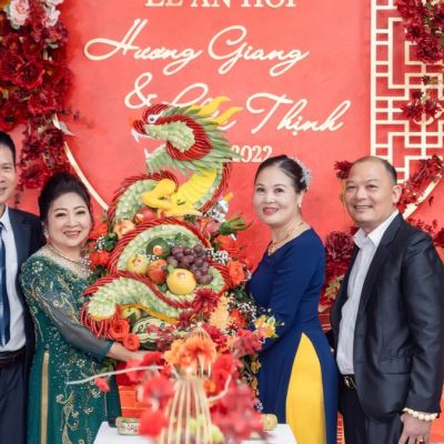 hai gia đình gặp nhau lần đầu