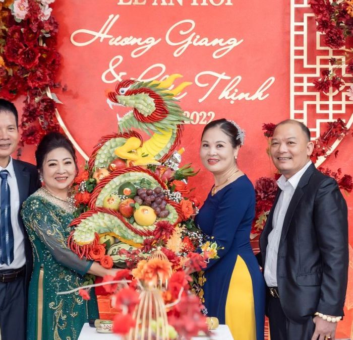 hai gia đình gặp nhau lần đầu