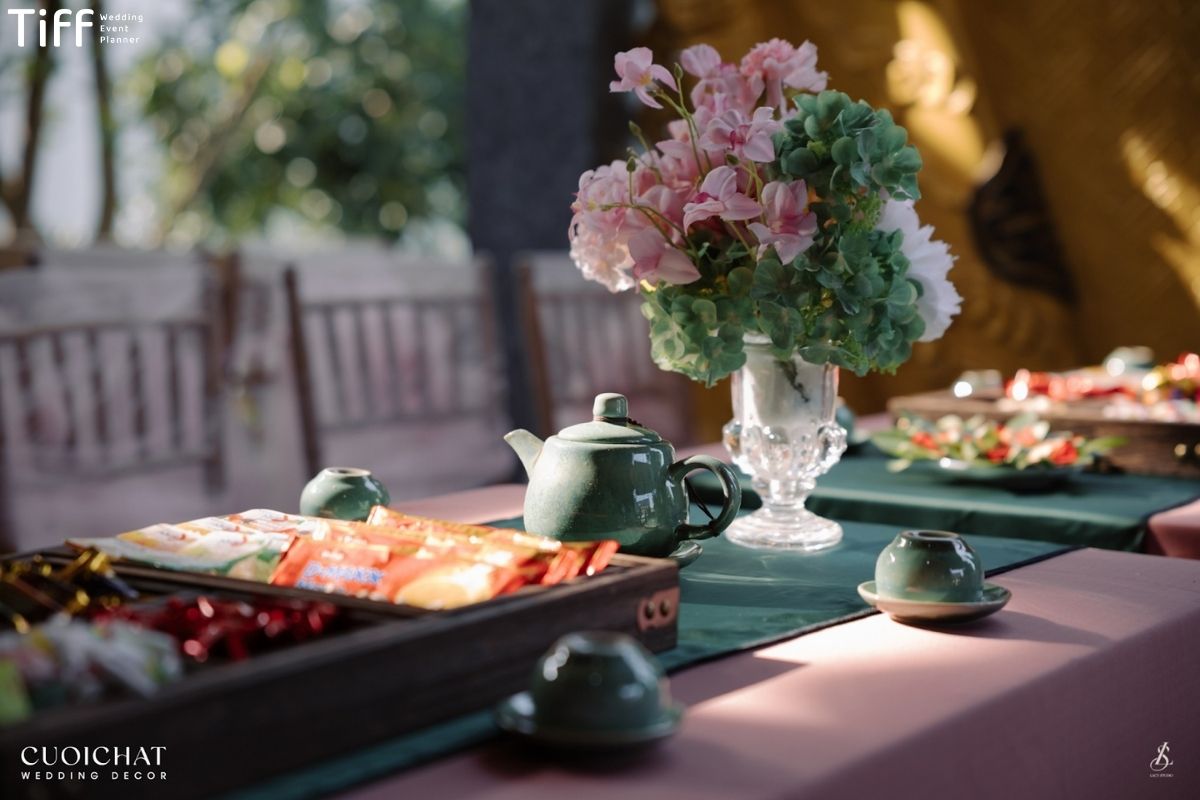 Hoa chủ đạo với lọ thuỷ tinh đơn giản cho bàn tiệc tinh tế (Ảnh: TIFF)