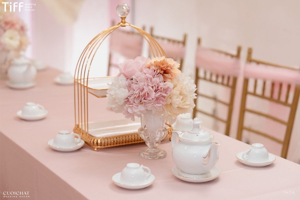 Hoa lụa cao cấp giữ form đẹp suốt tiệc cưới kéo dài (Ảnh: TIFF)