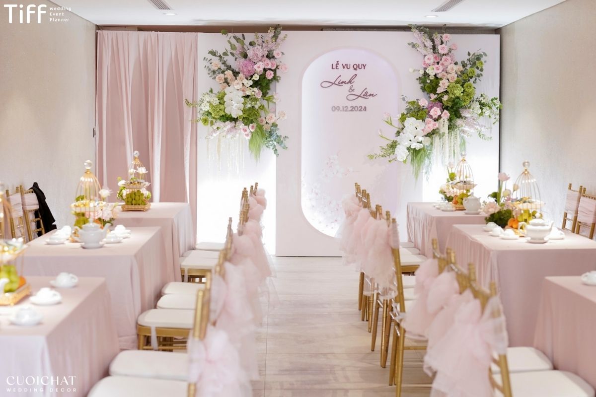 Hoa lụa chất lượng tốt giúp phông cưới lên hình tinh tế (Ảnh: TIFF)