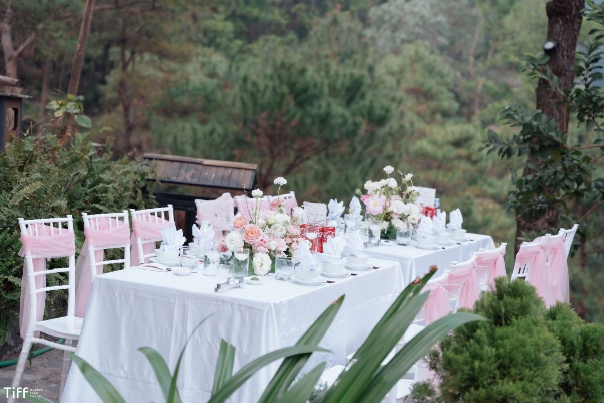 Hoa phối đồng điệu với khăn bàn ly tách và chi tiết nhỏ (Ảnh: TIFF)