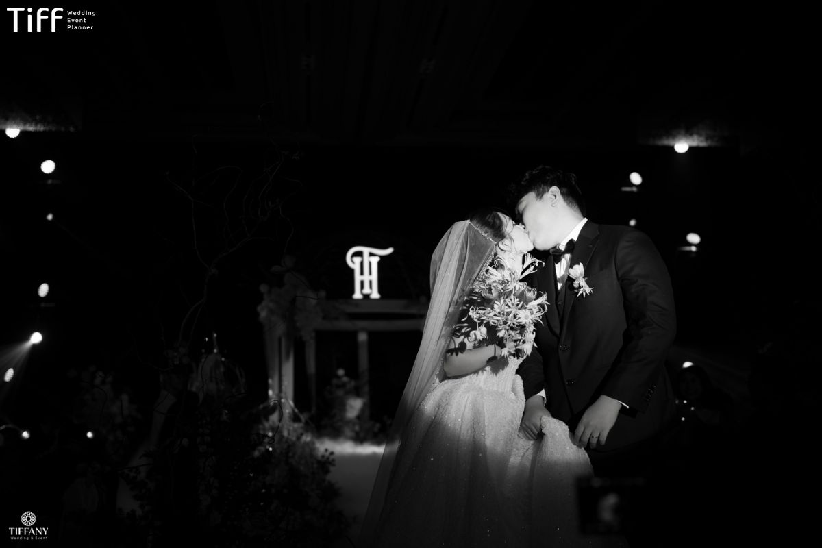 Khi chọn stt đăng ảnh cưới, hãy xem lại bộ ảnh: nếu màu sắc vui tươi, hãy dùng ngôn từ tươi sáng. (ẢNH: TIFF)