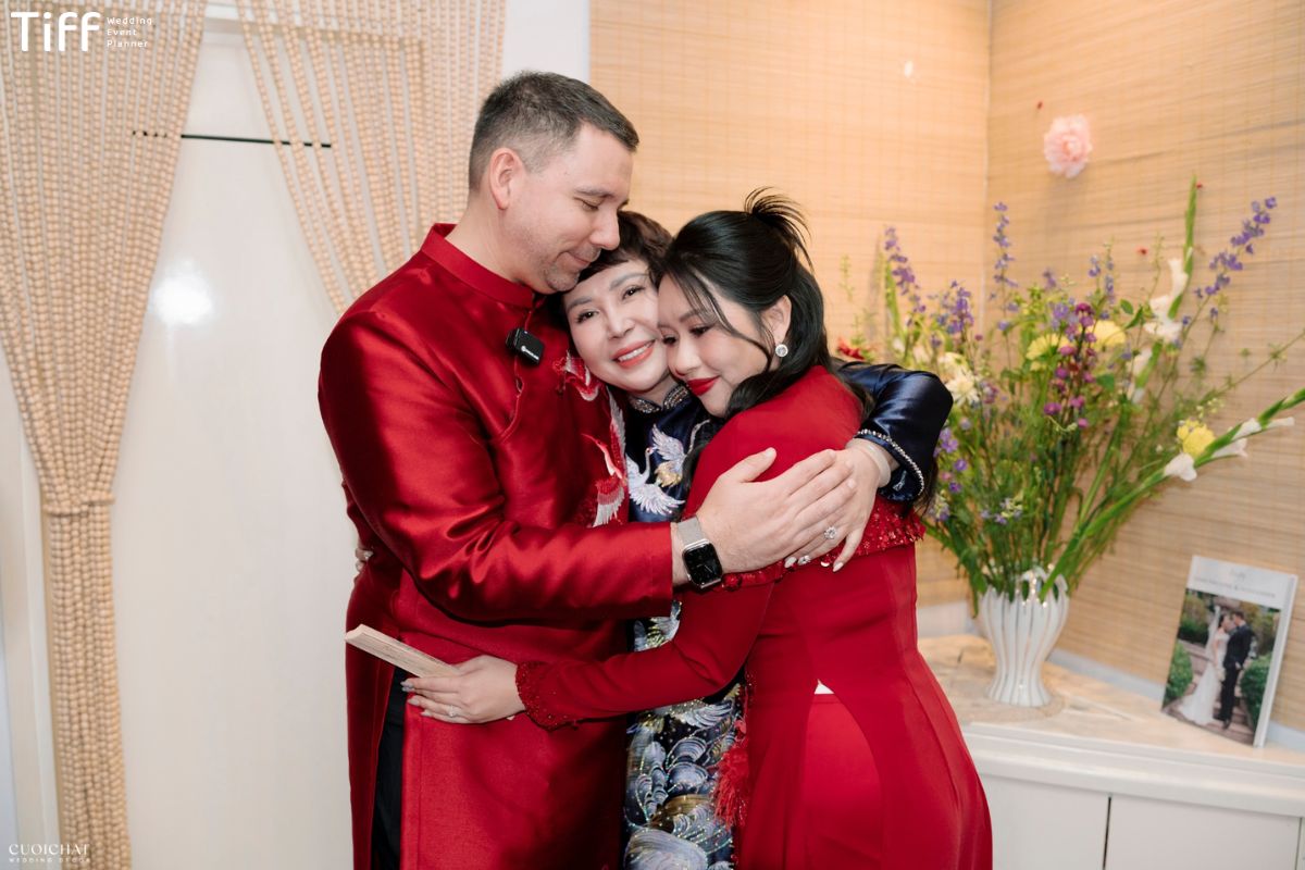 Khi hai bên gia đình gặp mặt lần đầu, nhà gái nên chuẩn bị không gian và sắp xếp chỗ ngồi phù hợp. (ẢNH: TIFF)
