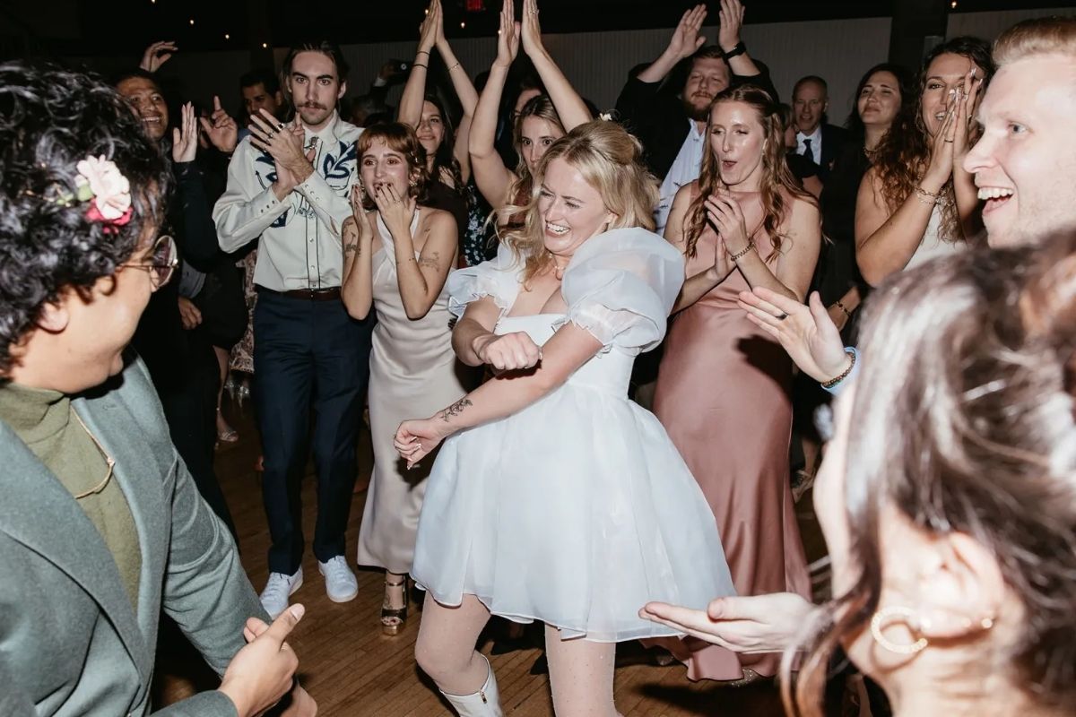 Khoảnh khắc bạn bè cùng cầm mic hát hết mình sau lễ (Ảnh: Sưu tầm)