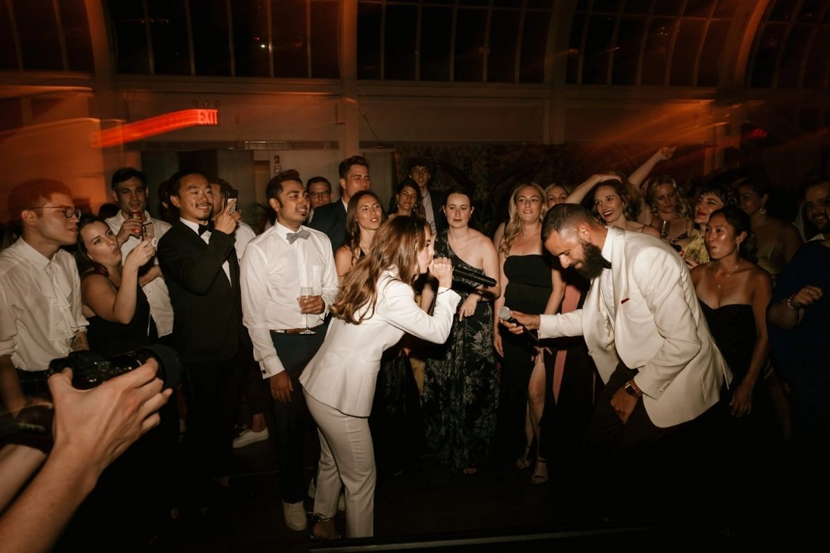 Không khí phòng karaoke bùng nổ với tiếng cười và cổ vũ (Ảnh: Sưu tầm)