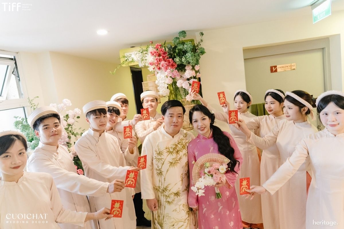 Lì xì bê tráp và nghi thức trả duyên quen thuộc (Ảnh: TIFF)