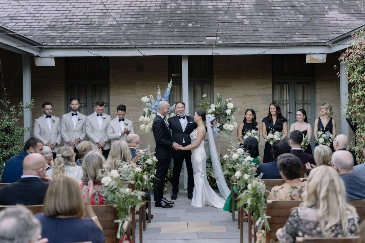 MC giới thiệu của hai bên gia đình cô dâu chú rể (Ảnh: Sưu tầm)