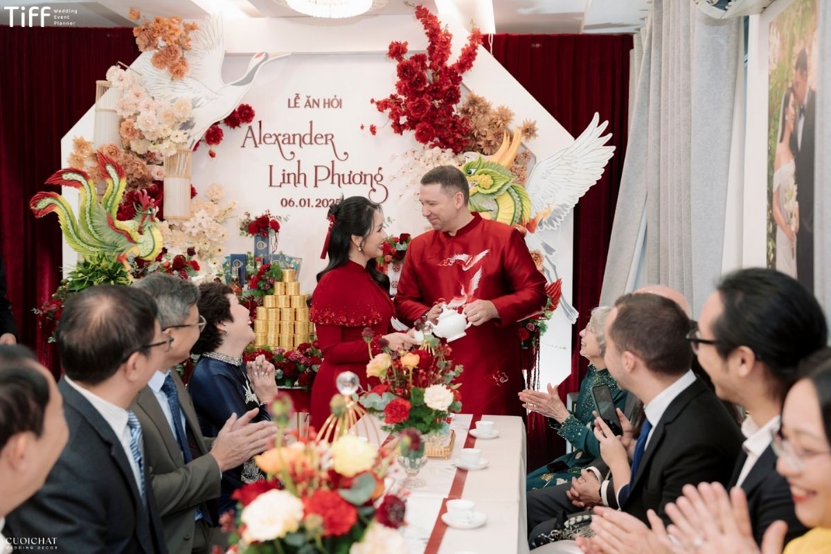 MC mời cô dâu chú rể tiến vào khu vực làm lễ (Ảnh: TIFF)