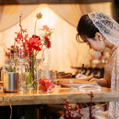 Mẫu hoa để bàn cưới đẹp