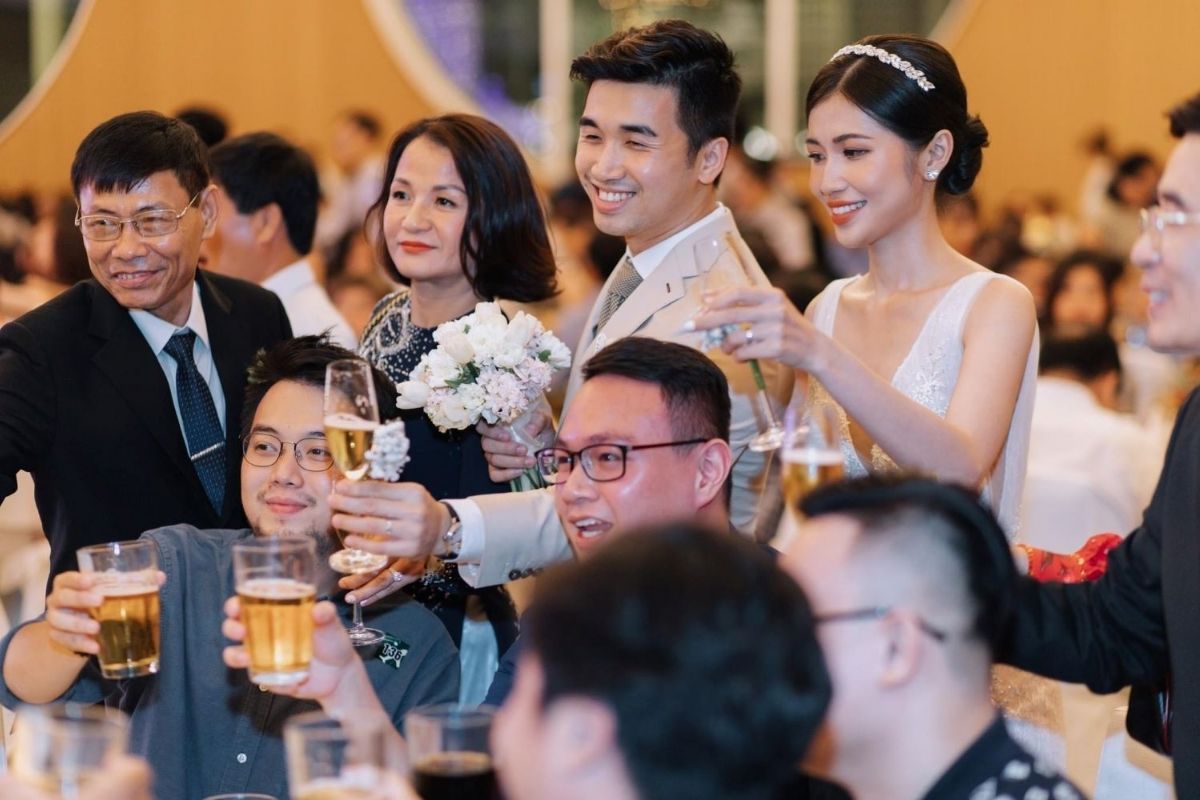 Mời rượu giao lưu thương hiệu của đám cưới miền Tây (Ảnh: Sưu tầm)