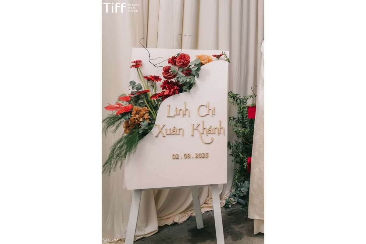 Nền trắng chữ đen hoặc nền be chữ nâu đối lập nhẹ (Ảnh: TIFF)