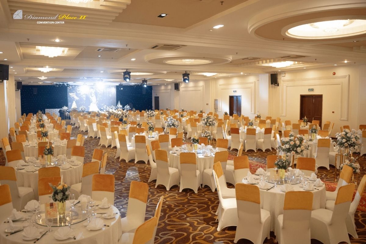 Nhà hàng cưới Phú Nhuận thiết kế tinh gọn dùng ánh sáng LED tạo điểm nhấn (Ảnh: Sưu tầm)