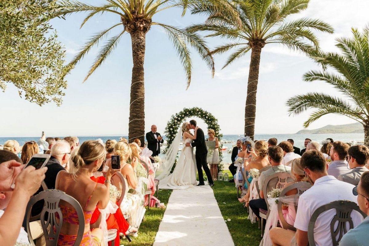 Officiant tuyên bố hai người thành vợ chồng trao nụ hôn đầu tiên (Ảnh: Sưu tầm)