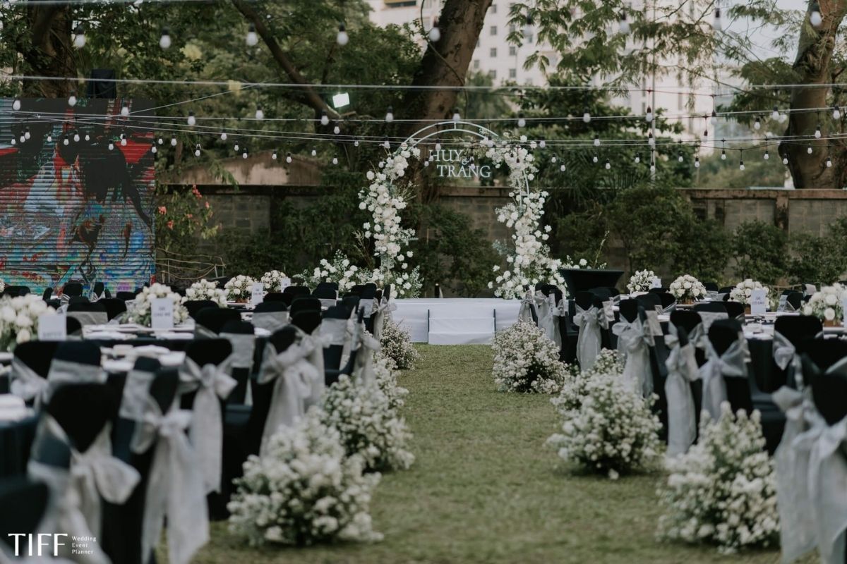 Origami tối giản sắc trắng ngọc trai điểm hoa anh đào (Ảnh: TIFF)