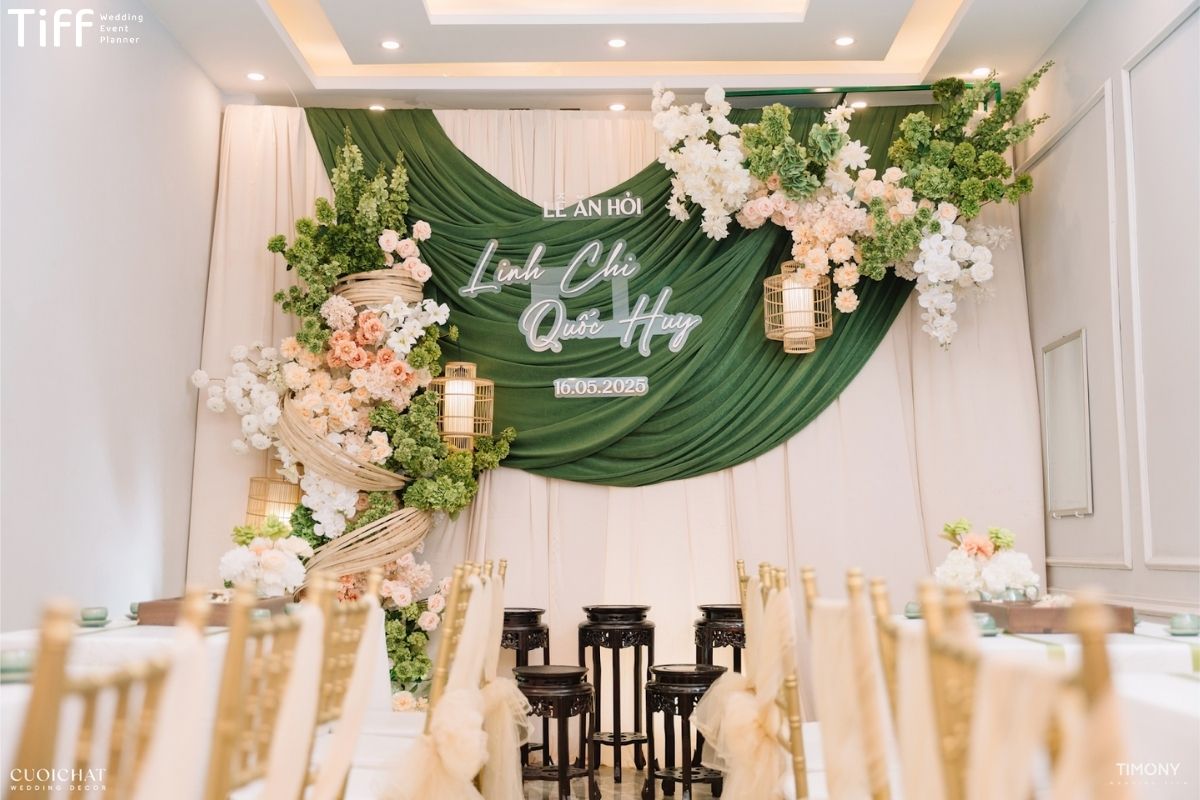 Phông cưới tư gia hoa tươi nổi bật với sắc màu tự nhiên (Ảnh: TIFF)