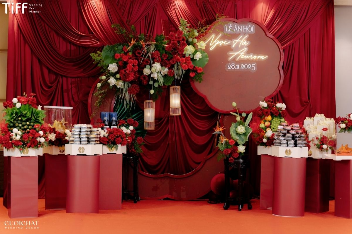 Phông cưới tone đỏ rực rỡ giữ trọn tinh thần truyền thống (Ảnh: TIFF)