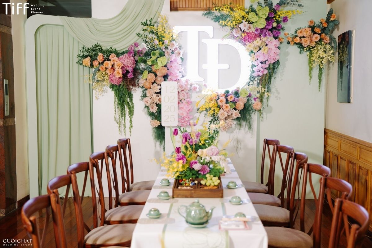 Phông mini hài hòa màu sắc với bàn gia tiên (Ảnh: TIFF)
