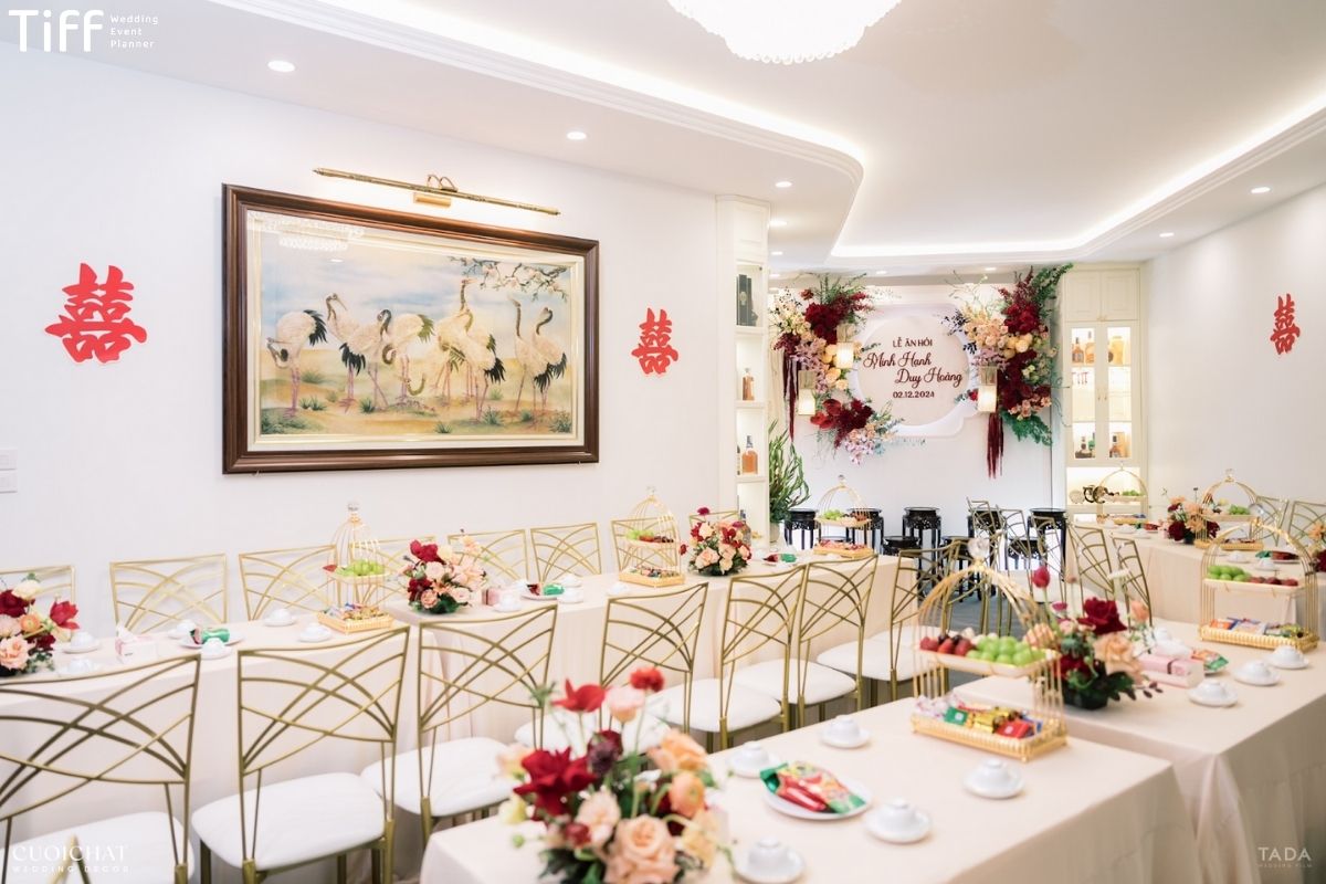 Sự đồng điệu giữa phông hồng pastel và bàn gia tiên (Ảnh: TIFF)