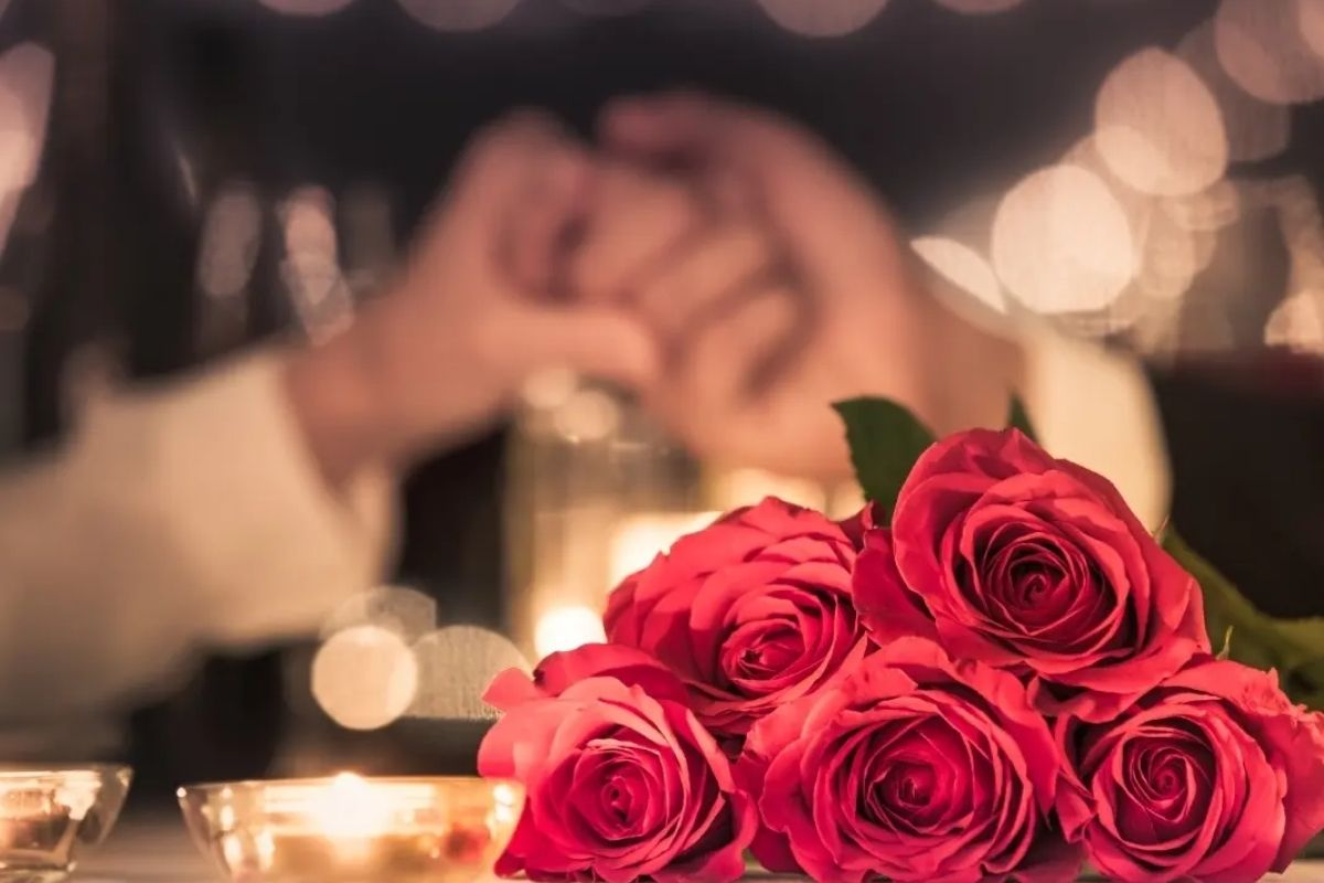 Thiệp nhỏ kèm hoa lưu cảm xúc ngày kỷ niệm (Ảnh: Sưu tầm)