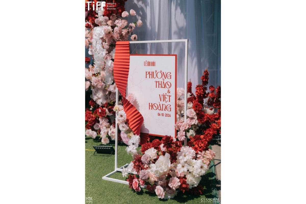 Thiết kế bảng welcome hiện đại đề cao sự tối giản thanh lịch (Ảnh: TIFF)