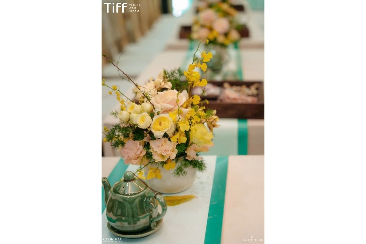 Thiết kế hoa để bàn phong cách tea party nhẹ nhàng, gần gũi khách mời (Ảnh: TIFF)