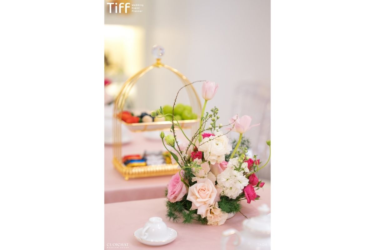 Thiết kế hoa tông hồng trắng, phù hợp tiệc cưới gia tiên nhẹ nhàng (Ảnh: TIFF)
