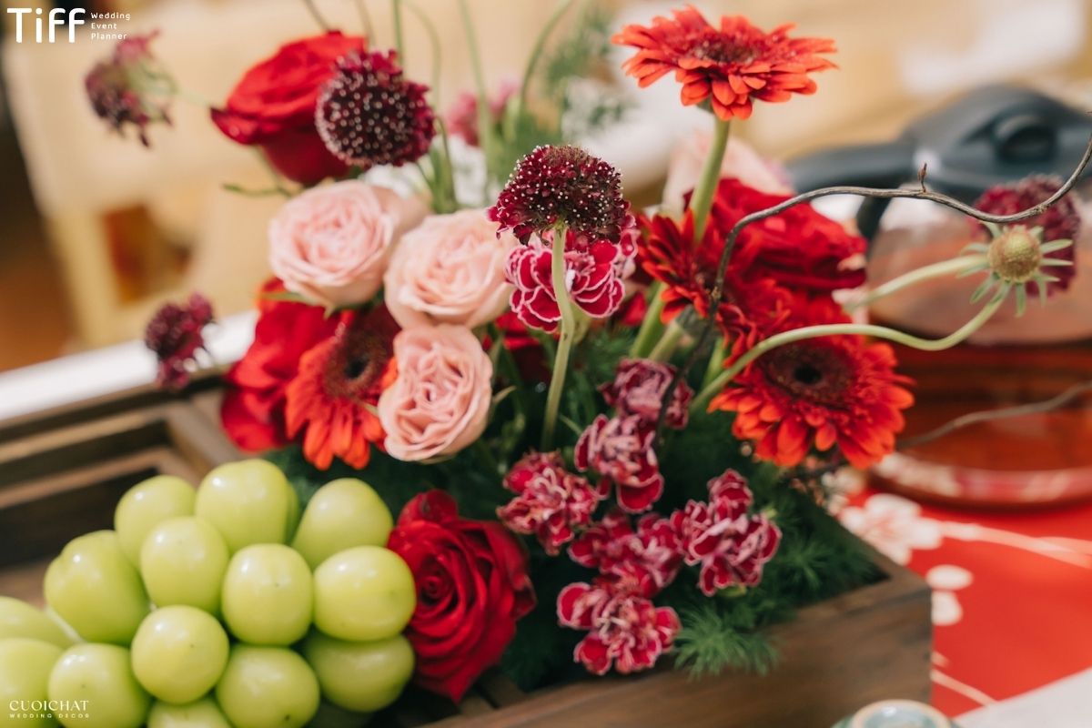 Thiết kế hoa tươi tắn, nối kết không khí lễ gia tiên hiện đại (Ảnh: TIFF)