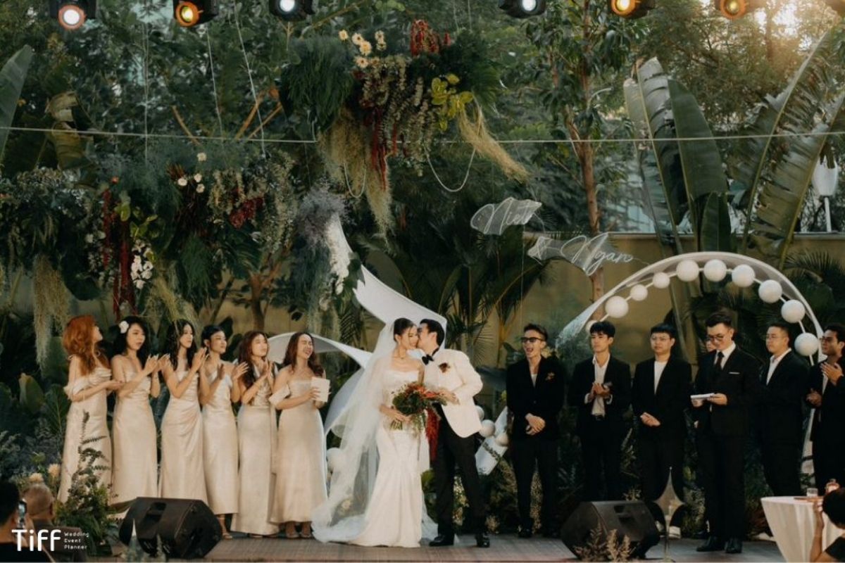 Trang trí tinh tế hiện đại tạo nên bàn lễ thanh lịch (Ảnh: TIFF)