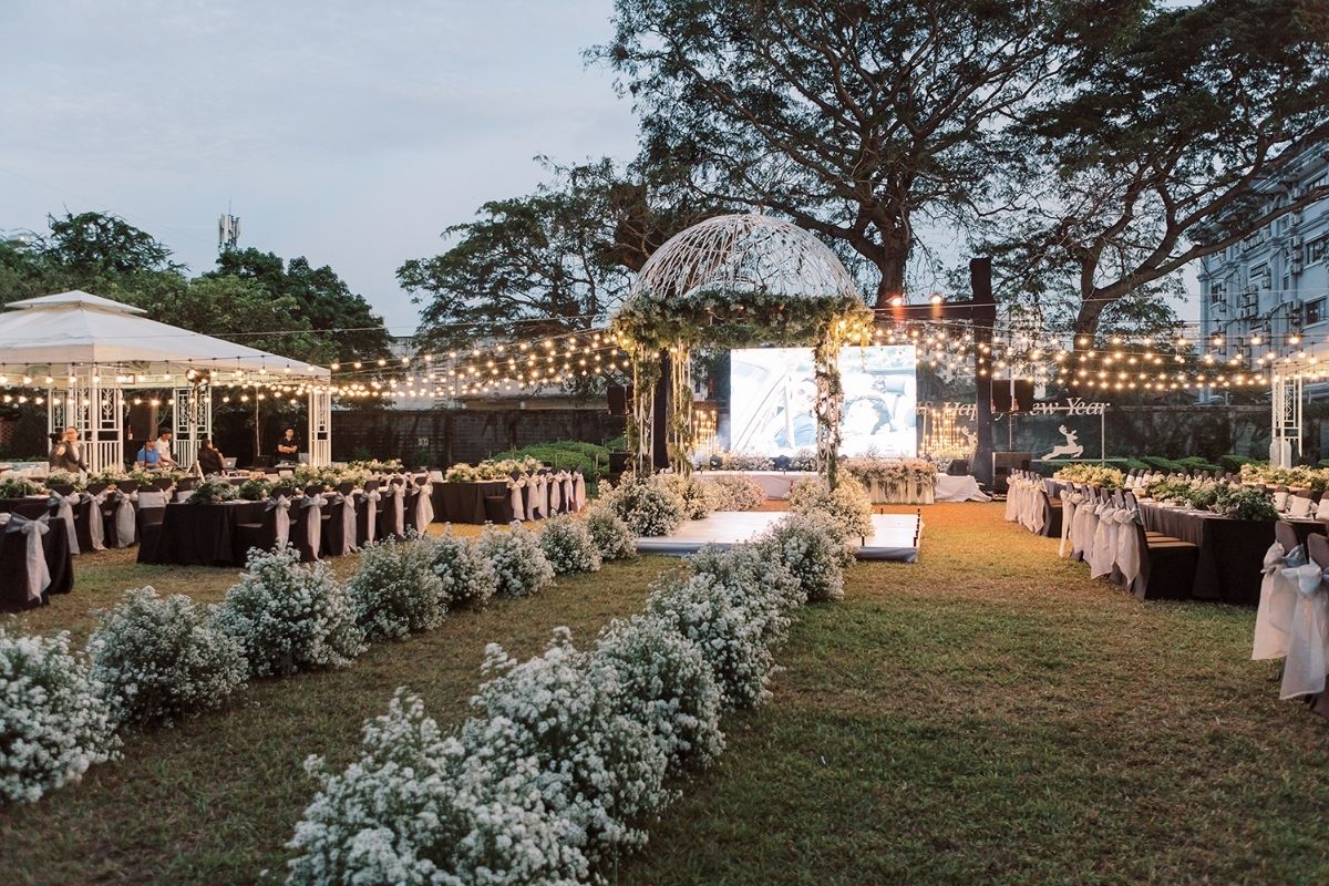 Trắng vàng truyền thống sang trọng chào đón gia đình hai bên (Ảnh: Sưu tầm)