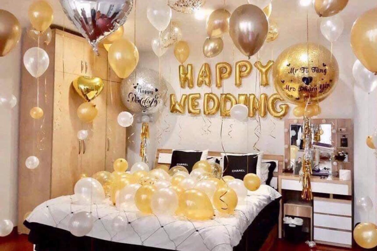 Phụ kiện trang trí phòng cưới được sắp xếp gọn gàng, hài hòa giữa chăn ga gối, hoa trang trí và ánh sáng, tạo không gian tân hôn ấm áp. (Ảnh: Sưu tầm)