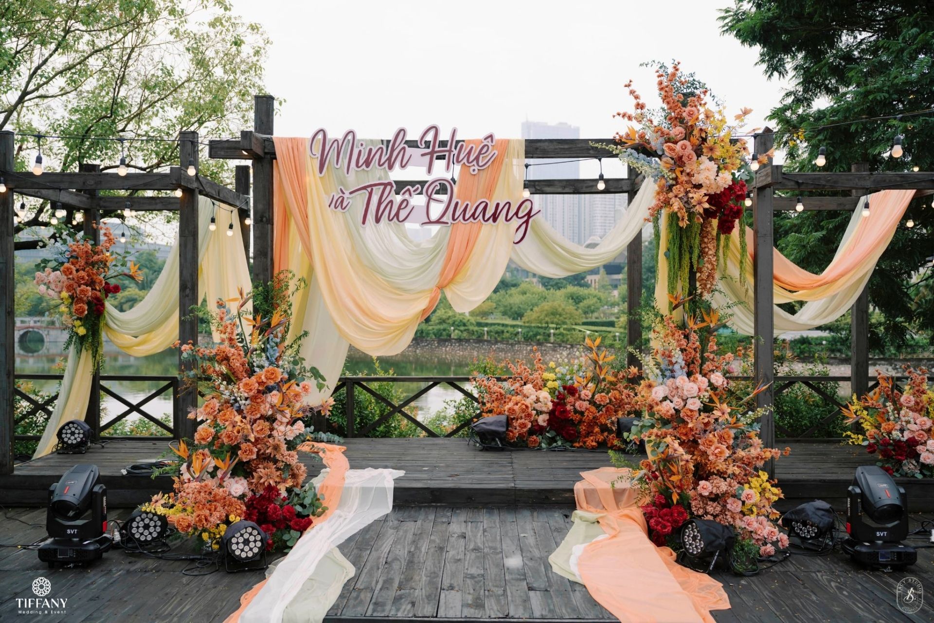 trang-tri-tiec-cuoi-hue-quang-tai-trung-tam-hoi-nghi-quoc-gia