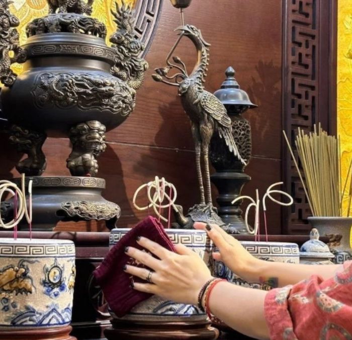 kinh nghiệm lau dọn bàn thờ gia tiên ngày cưới