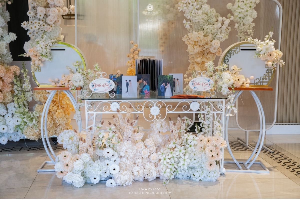 Bàn gallery tiệc cưới của cặp đôi Thanh Hải & Quỳnh Anh tại Trống Đồng Palace Cảnh Hồ (Ảnh: Trống Đồng Palace)