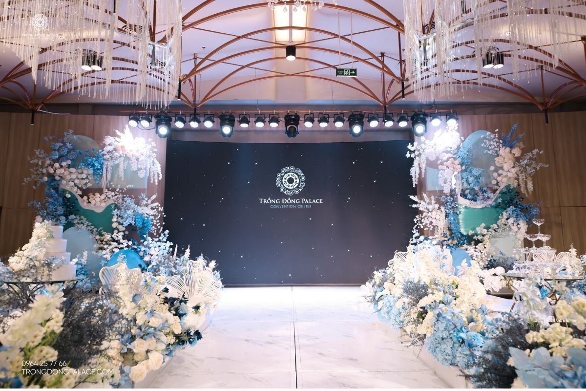 Sân khấu tại tiệc cưới cặp đôi Ngọc Trang & Anh Quốc tại Trống Đồng Palace Cảnh Hồ (Ảnh: Trống Đồng Palace)