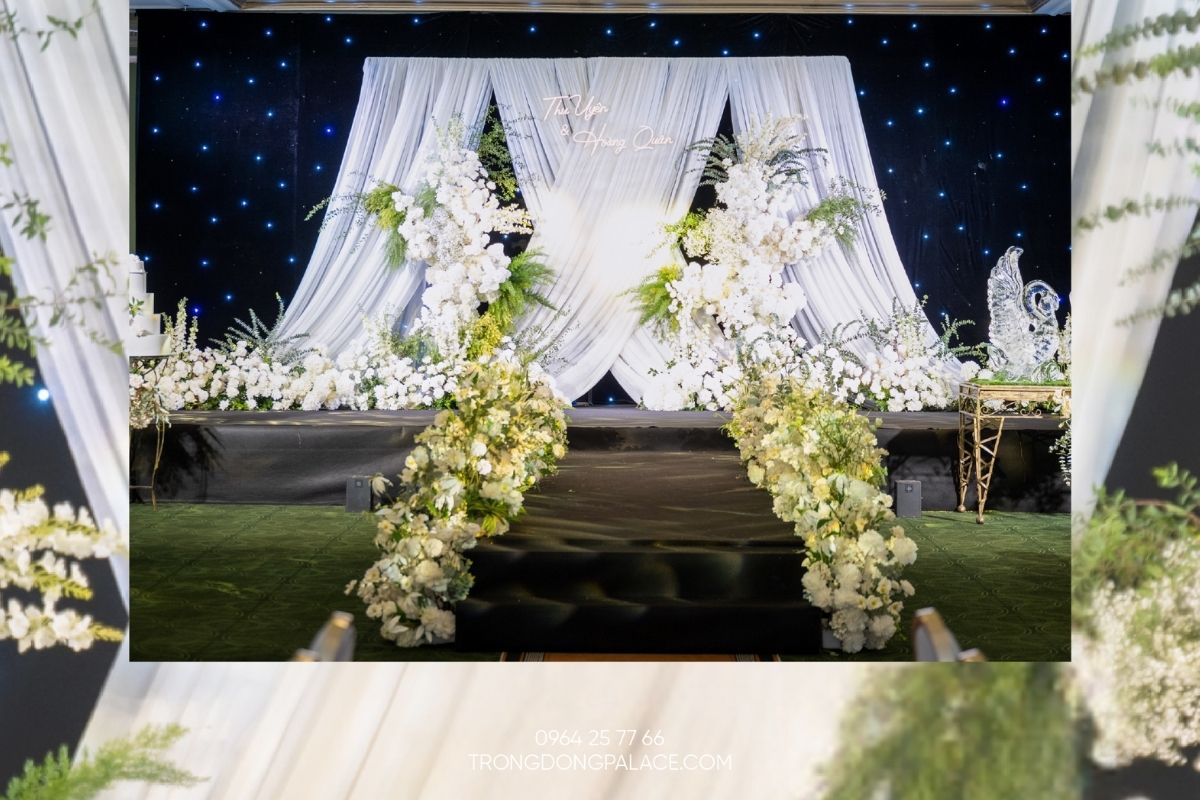 Sân khẩu tiệc cưới Thu Uyên và Hoàng Quân tại Trống Đồng Palace Cảnh Hồ (Ảnh: Trống Đồng Palace)